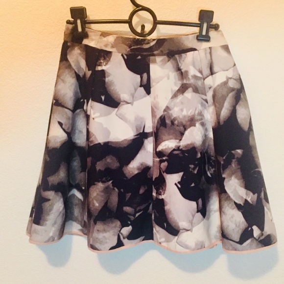 Mossimo Women’s skirt abstract floral print size 2 - Picture 3 of 8